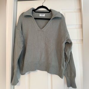 Old Navy Women's V-Neck Sweater in Light Gray/Light Green